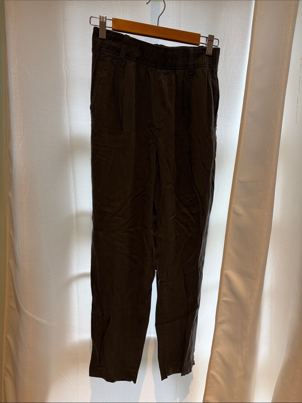 GAP Women's Straight-Leg Pants in Black